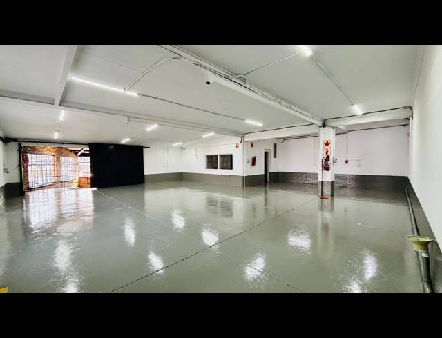 264M² WAREHOUSE TO LET IN FACTORIA